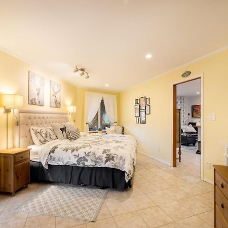 Enchanter Ocean View Suites Madeira Park エクステリア 写真