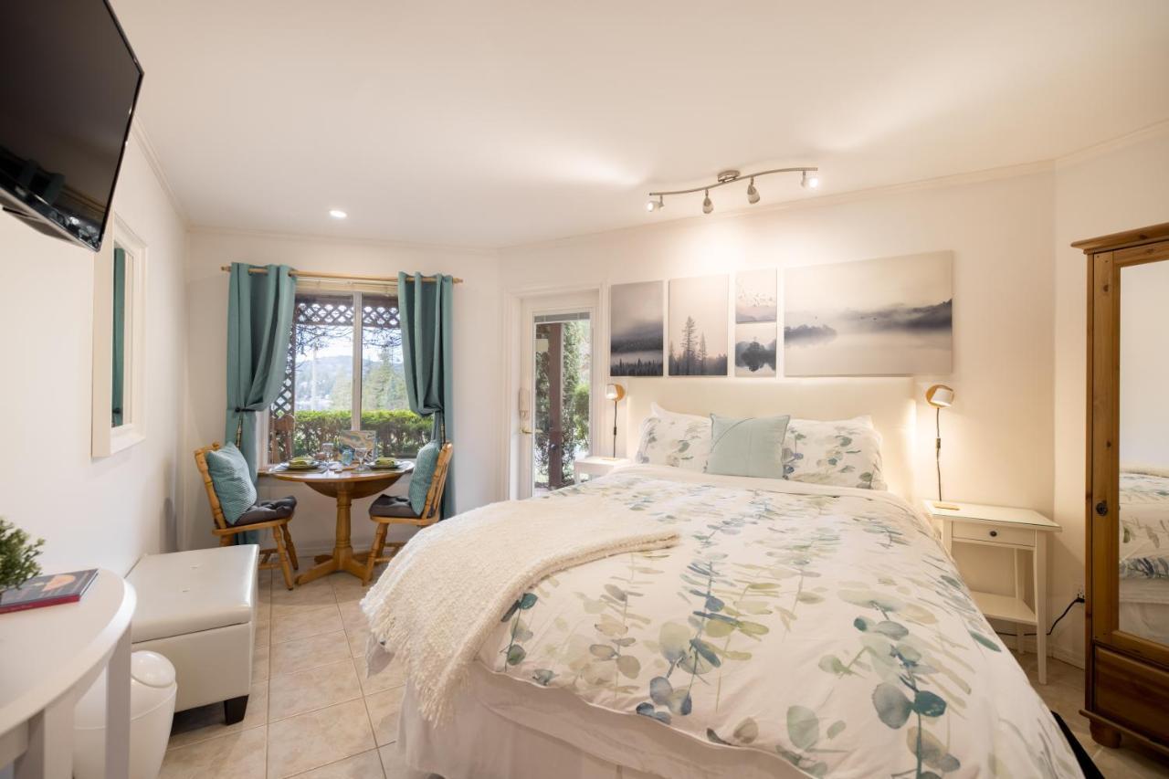 Enchanter Ocean View Suites Madeira Park エクステリア 写真