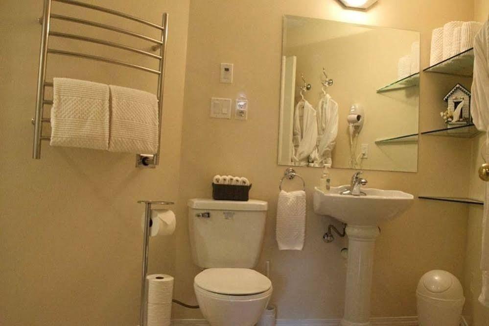 Enchanter Ocean View Suites Madeira Park エクステリア 写真